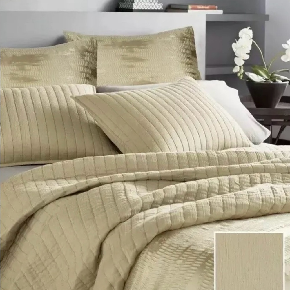 Donna Karan Casual Luxe Channel Stitched F/Queen Quilt Gold. Brand New!